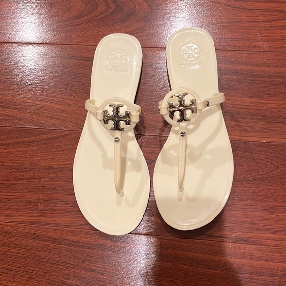 Tory Burch sandals!! - Picture 1 of 4